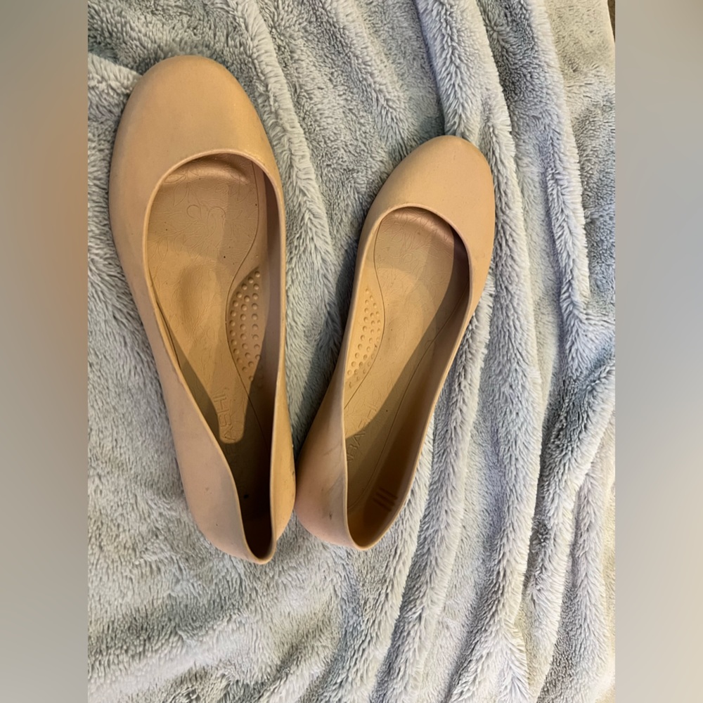 Pre-worn Okabashi flats size 9